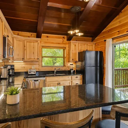 Honey Bee Hideaway Your Sweet Mountain Escape-3